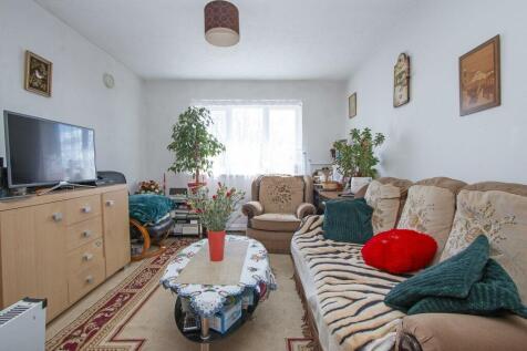 39 Fairfield Close, Mitcham, CR4 3RE reception 2.j