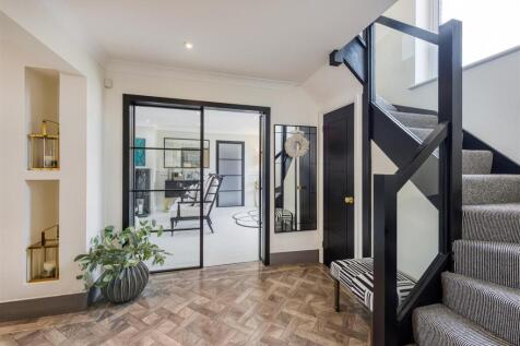 34 Post Office Road-hall1.jpg