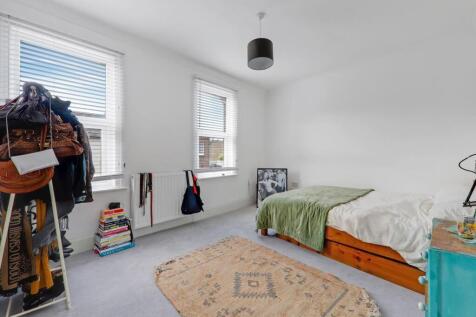 11-ac20JHPropWorld - 139 Perry Rise - 31-medium.jp