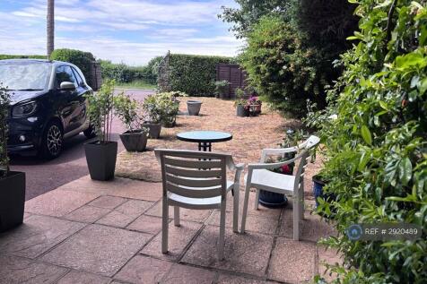 Wilmerhatch Lane, Epsom, KT18 photo 3