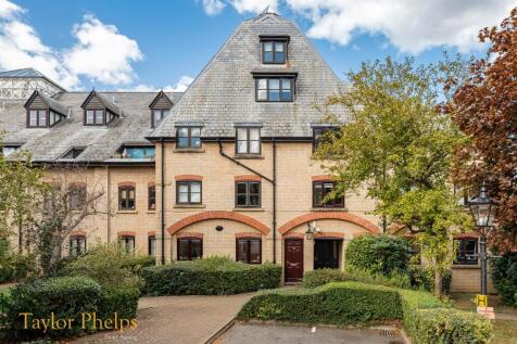 1-bed flat on River Meads, Stanstead Abbotts - Email Enquiries Only, £1,250/mo