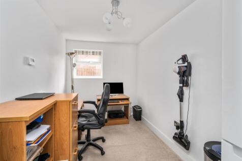 Apt 1 Fairway Lawns Solihull_4.jpg