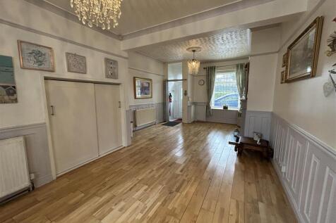 OPEN PLAN LOUNGE &amp; DINING AREA