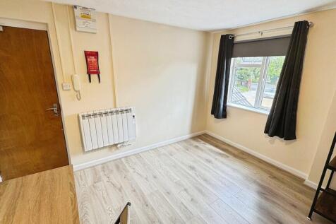 Living / bedroom ...