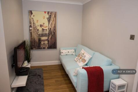 Sydney Crescent, Ashford, TW15 photo 3