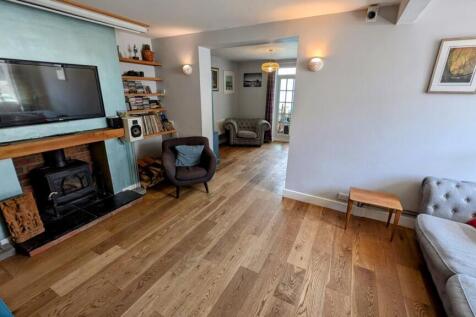 24  Church Rd lounge 4.jpg