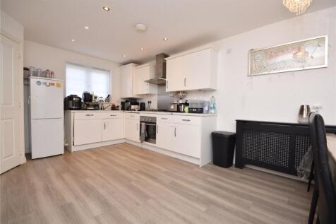 3 bed detached house to rent Estcots Drive, East 