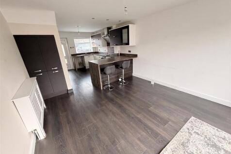 OPEN PLAN LOUNGE/KITCHEN