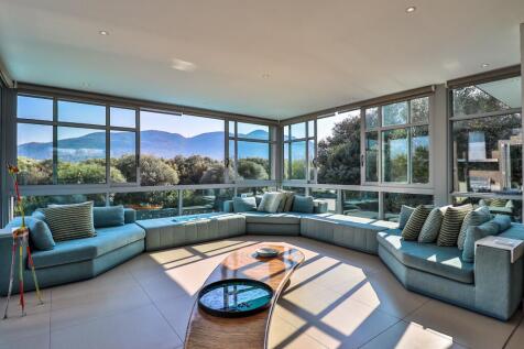 Upstairs entertainment lounge