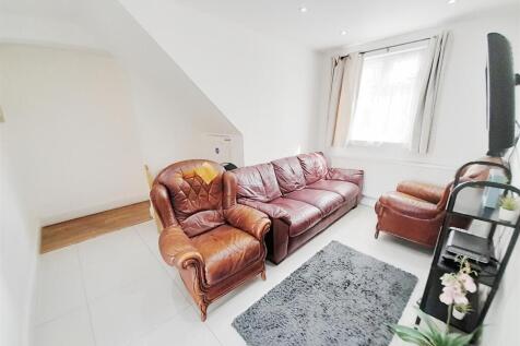 Communal Lounge &amp; Dining Area