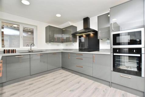 1edcb135-kitchen 20side.JPG