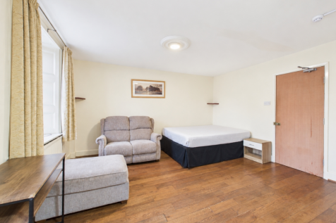 1-bed house on High Street, Cheltenham, Gloucestershire, GL50, £650/mo
