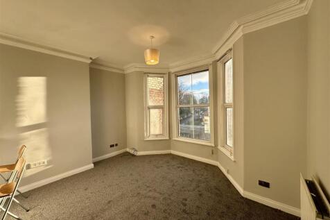 OPEN PLAN LOUNGE/KITCHEN