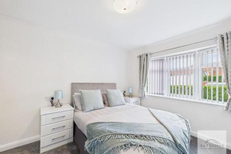 Primary Bedroom &amp; Walk In Wardrobe