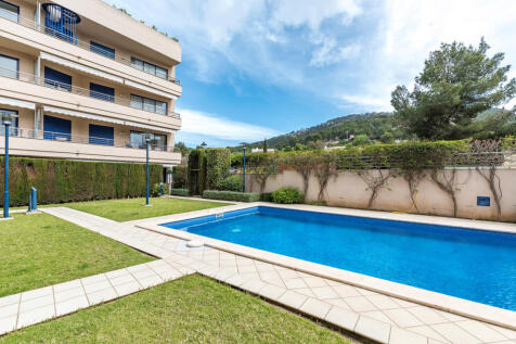 Centrally-situated apartment with a large terrace and pool in Port d'Andratx