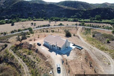 New Detached Villa with 4 Bedrooms and Pool in Silves