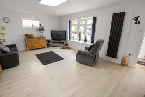 Living Room (1).jpg