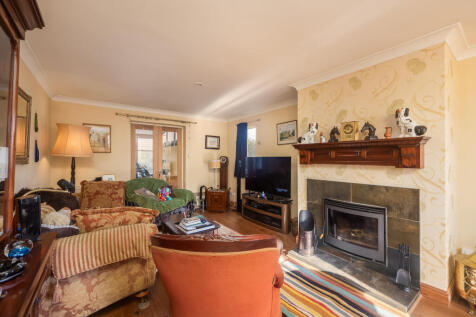 Beckett Close 2a Lounge-1