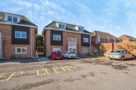 3-bed flat on Burt Close, PO15, £1,100/mo