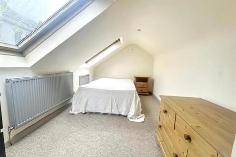 Bright attic double room with skylight and stor...