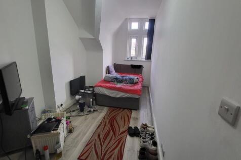 Narrow single bedroom with a compact double-sty...