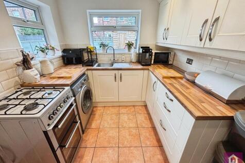 3 bed, 1 bath End of Terrace in Manchester - Photo 6