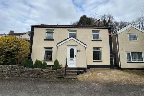 Detached garage/ potential annexe