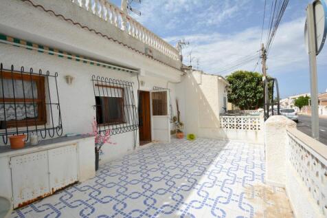 Torrevieja 4 bed Townhouse located close to Habaneras CC 