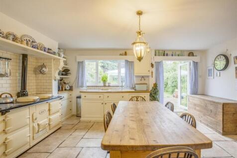 38 Wycombe Road, HP15 6RY-15.jpg