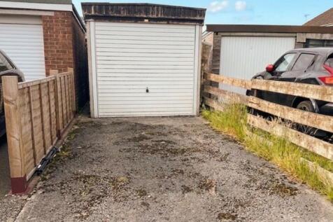 Detached Garage: