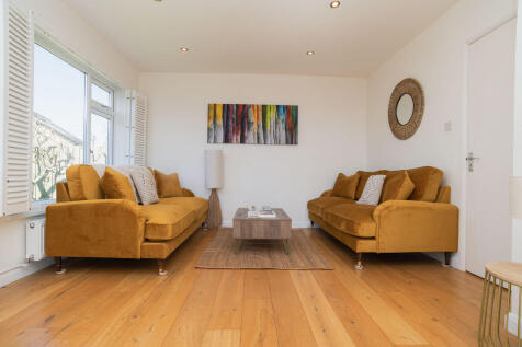 25 Court Park - Sitting Area.JPG