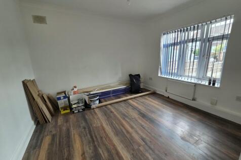 6 Bedroom Bungalow, Harwich Road, Colchester, CO4 photo 5