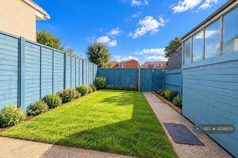 2-bed terraced on Copperfield, Chigwell, IG7, £1,850/mo