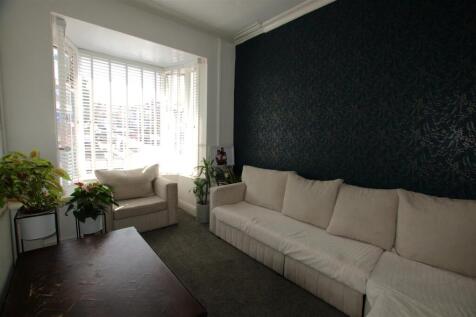 530 Warwick Road - rec1.jpg