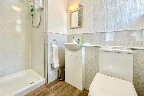 Suite 1 Shower Room.JPG