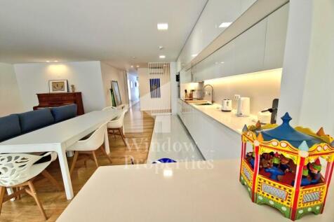 Wonderful 4 bedroom flat in the Marina of Olhão, garage in box, sea and garden view