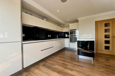FITTED KITCHEN