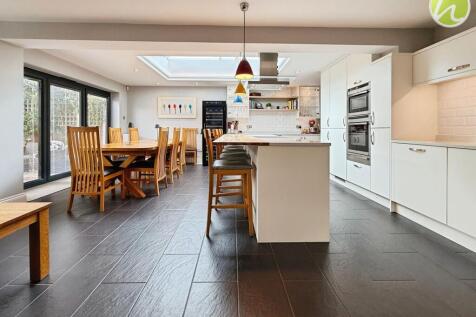 Kitchen/ Dining Room