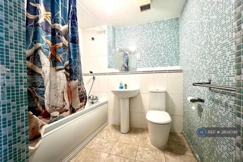 Communal Bathroom For Family And Guest