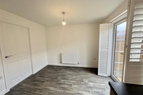 Chalk Dock Avenue, Havant, Hampshire, PO9 photo 4