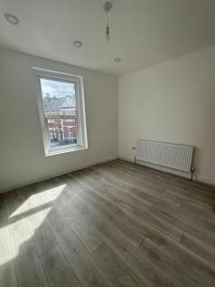 Bright, freshly renovated room with large sash ...
