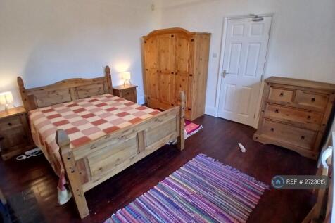 Available Double Groundfloor Bedroom