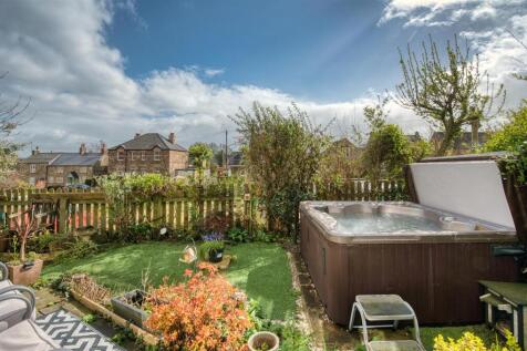 Hot tub and garden.jpg