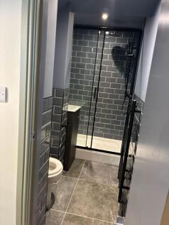 Modern bathroom with stylish slate grey tiling...