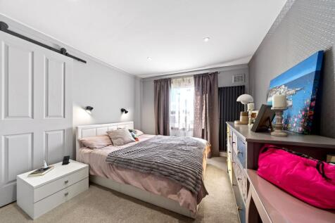 Prinicipal bedroom