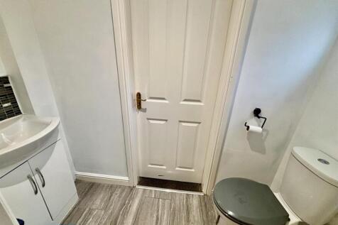 Guests Cloak Room/WC
