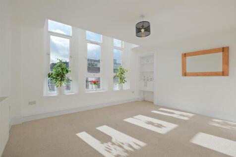 Living Room / Dining