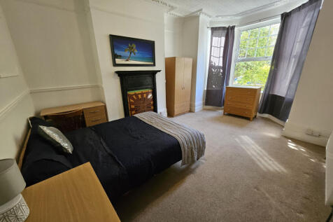 Large bedroom in a Professional Sharers House.