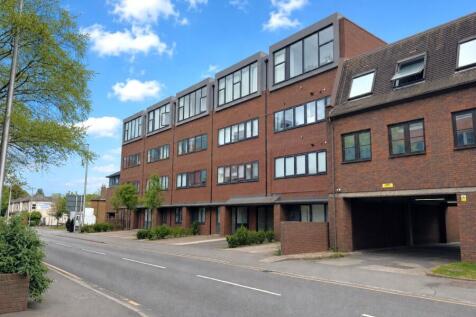 1-bed flat on Woking, Surrey, GU21, £1,400/mo