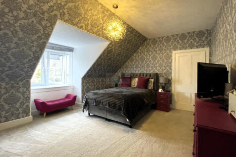 Master Bedroom a.JPG